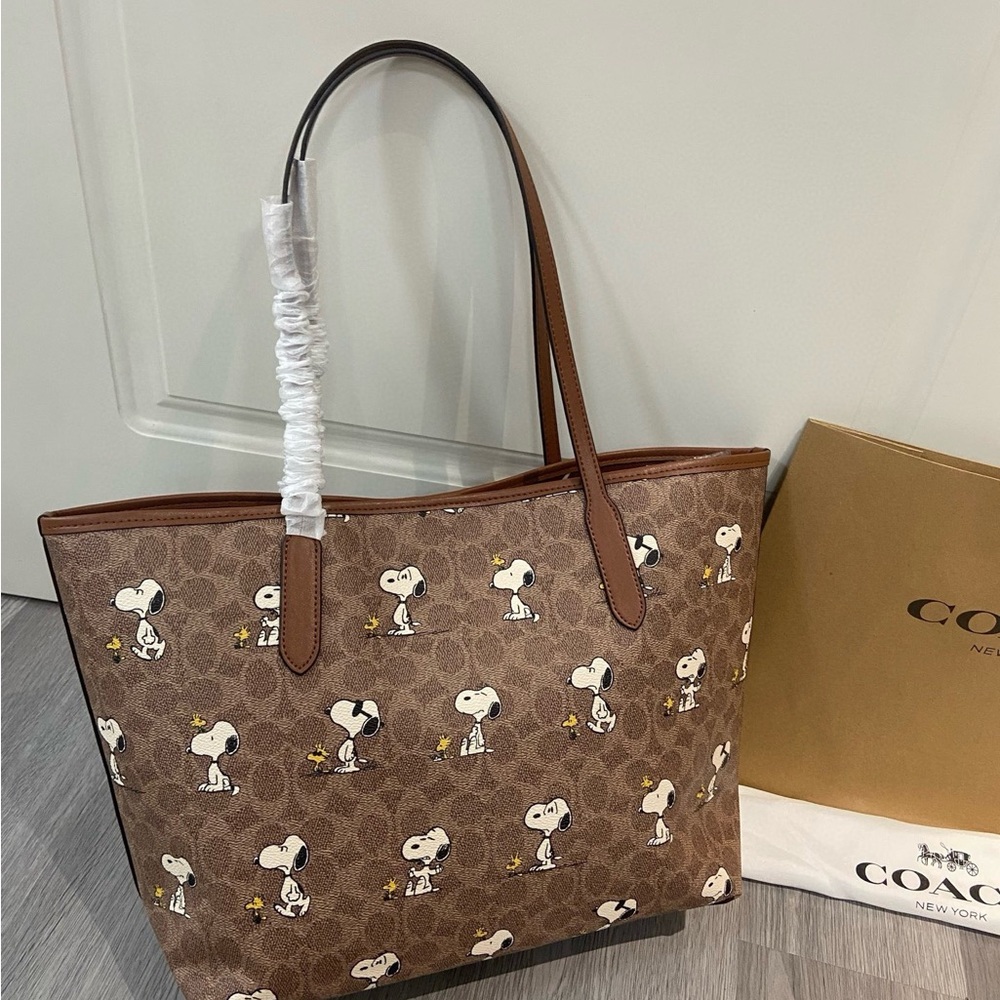 Coach Brown Snoopy Tote Bag Fashion❤️🎉🎉🎉🎉